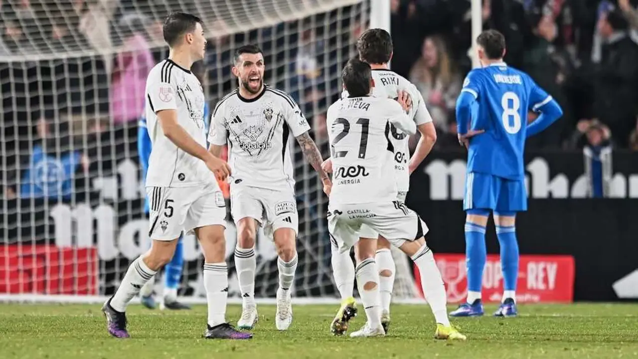 Jugadores del Albacete Balompi&eacute; celebran el gol ante el Real Madrid que les da el pase a los cuartos de Copa del Rey - Fotograf&iacute;a: EP/Francisco Macia/AFP7