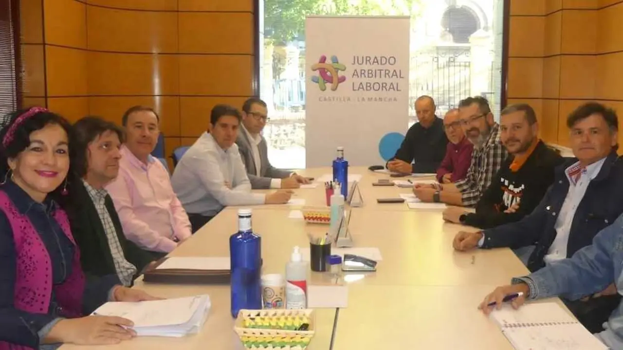 Firma del acuerdo del convenio del transporte de viajeros de Cuenca