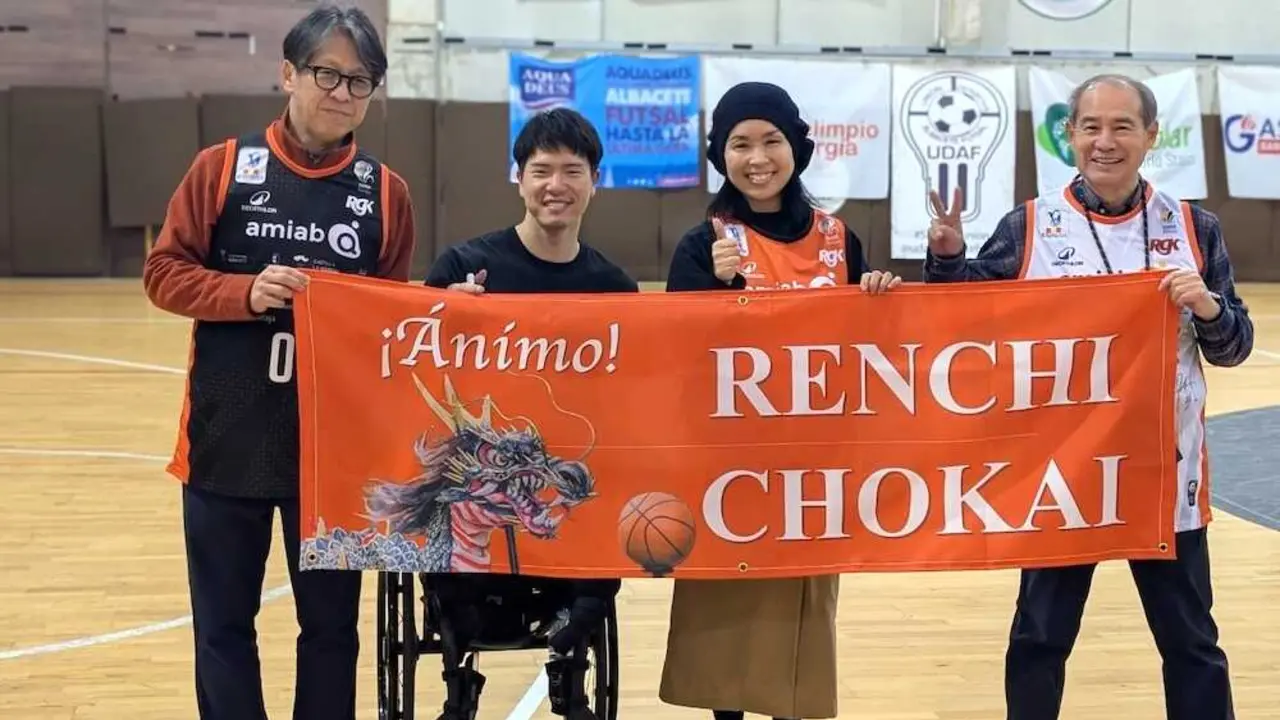 Aficionados japoneses acuden al Amiab-Ilunion para ver a su compatriota Chokai