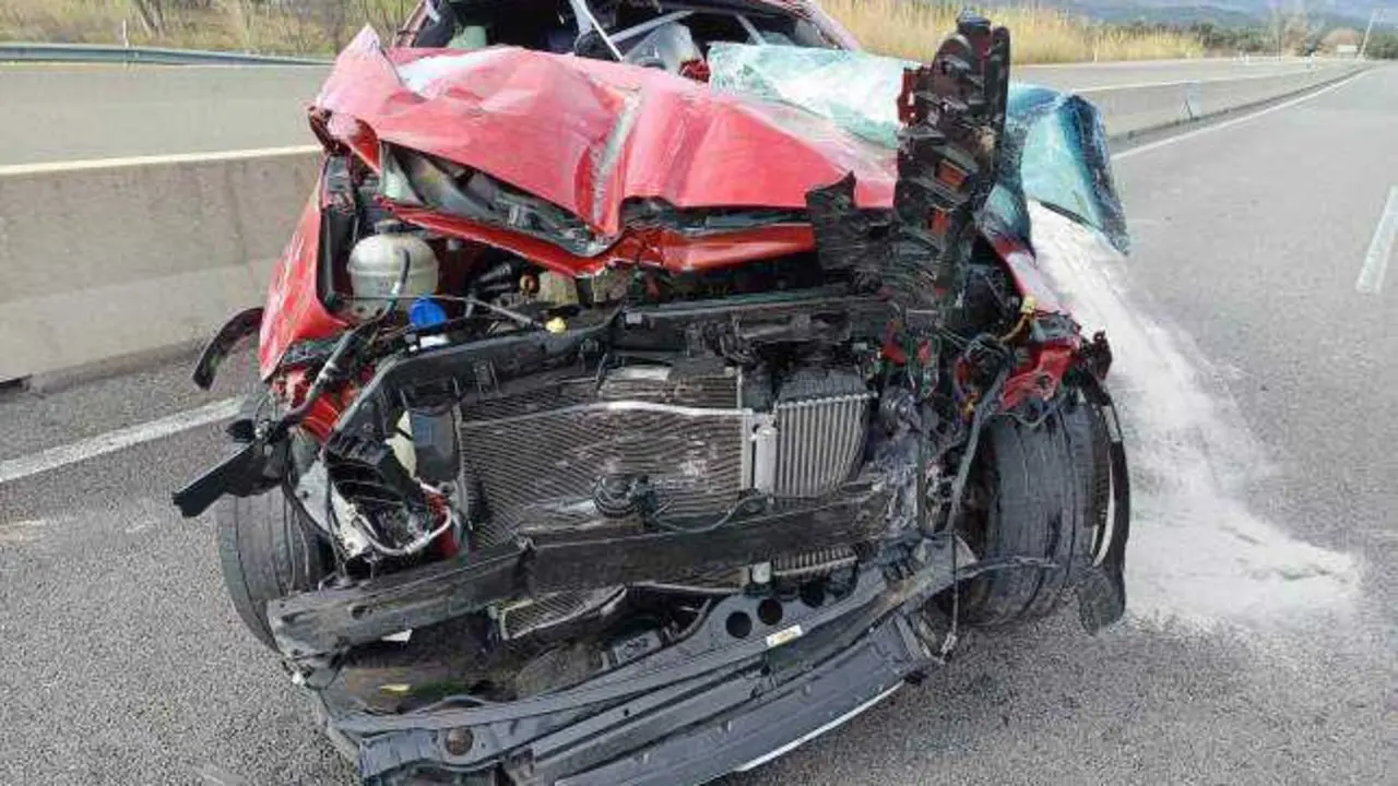 Un conductor drogado provoca un grave accidente cuando hu&iacute;a con un coche robado