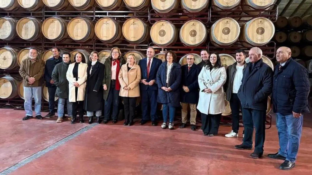 El consejero de Agricultura, Ganader&iacute;a y Desarrollo Rural, Juli&aacute;n Mart&iacute;nez Liz&aacute;n, durante la visita que ha realizado a Bodegas Cristo de la Vega, en Socu&eacute;llamos (Ciudad Real)