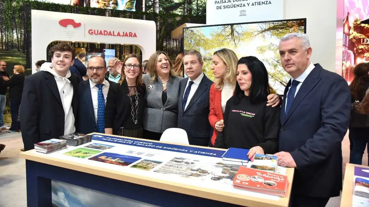 El presidente de Castilla-La Mancha, Emiliano Garc&iacute;a-Page, ha visitado el stand de la regi&oacute;n en FITUR en el d&iacute;a dedicado a la provincia de Guadalajara
