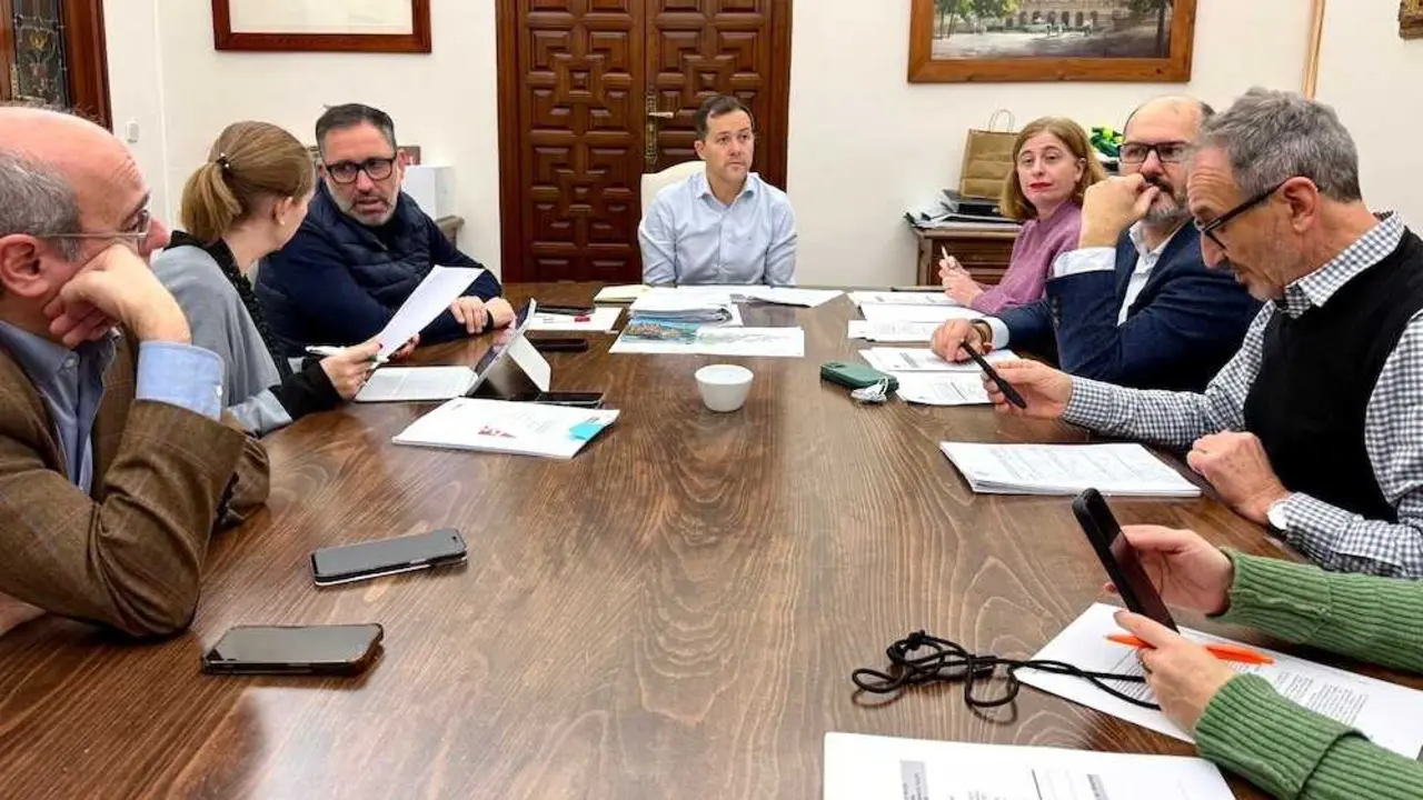 El alcalde de Toledo, Carlos Vel&aacute;zquez, preside la reuni&oacute;n semanal de la Junta de Gobierno Local