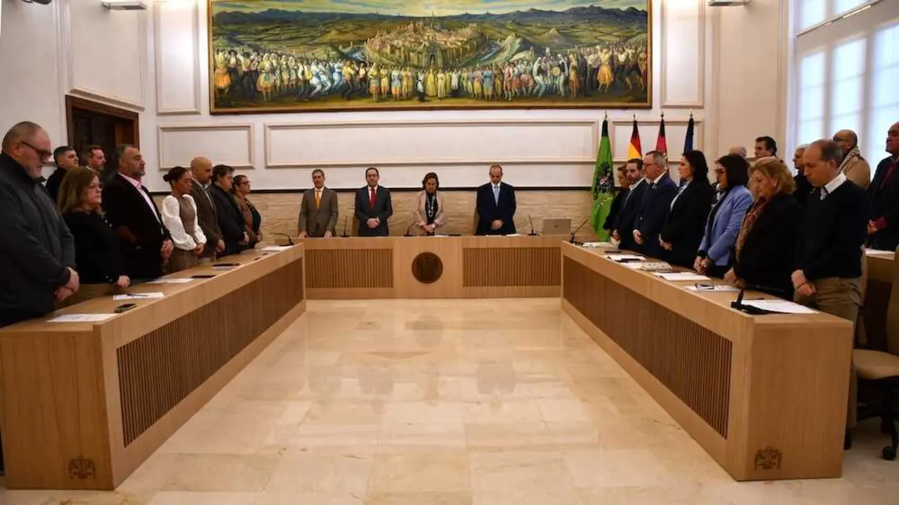 El Pleno de la Diputaci&oacute;n de Toledo ha guardado un minuto de silencio por las 43 v&iacute;ctimas del accidente ferroviario de Adamuz y el maquinista fallecido en el accidente de Rodalies de Barcelona