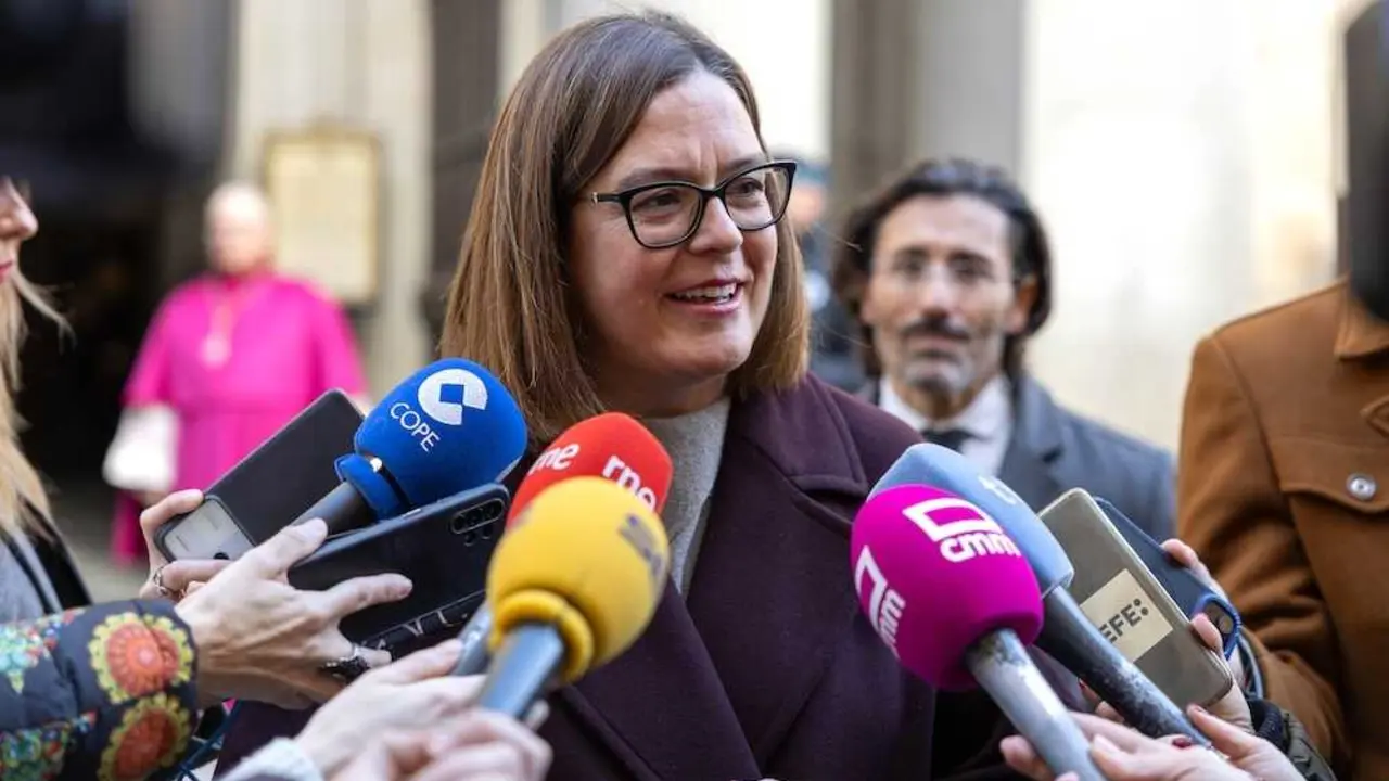 La consejera Portavoz, Esther Padilla, atiende a los medios antes de asistir a la misa celebrada en la Catedral Primada de Toledo en honor al patr&oacute;n de la ciudad, San Ildefonso
