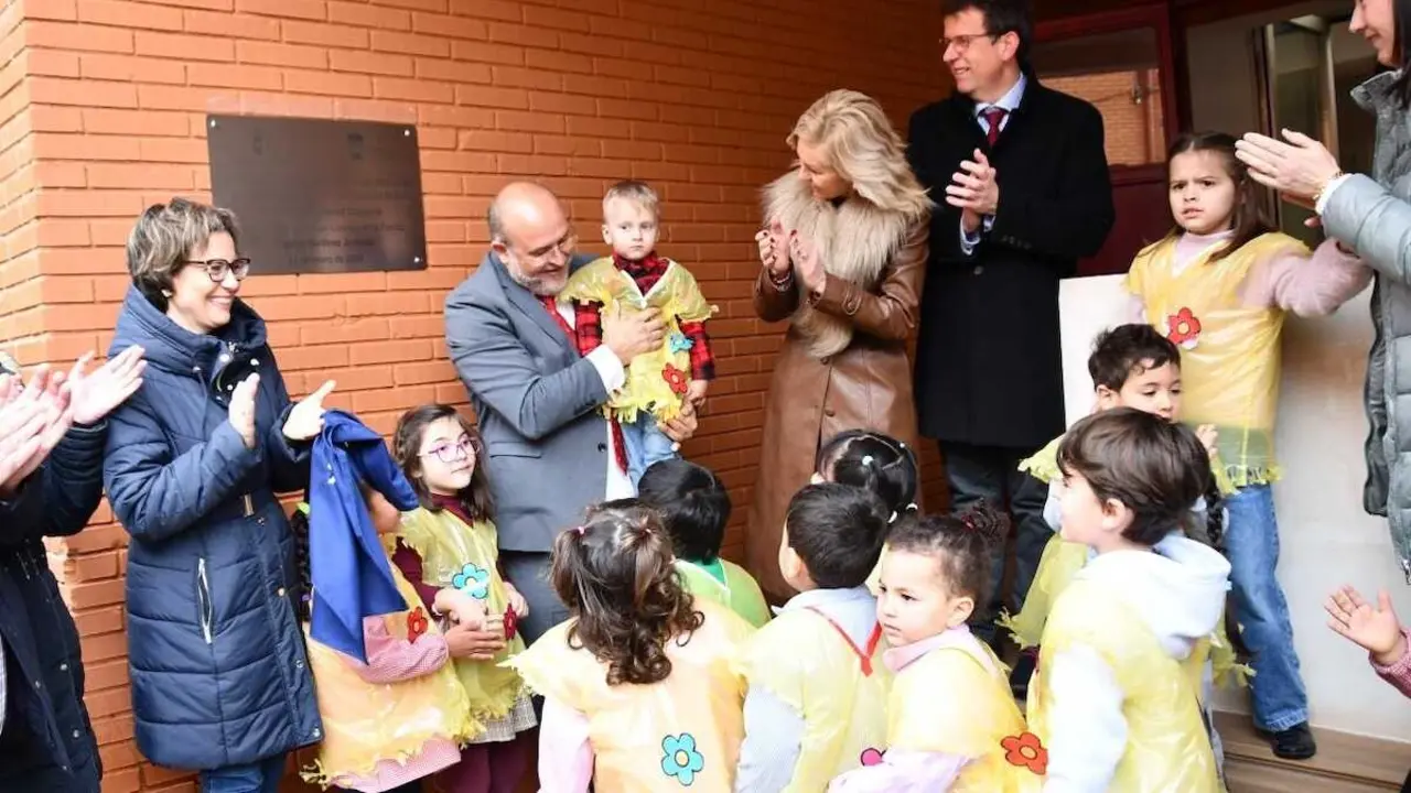 El vicepresidente primero de Castilla-La Mancha, Jos&eacute; Luis Mart&iacute;nez Guijarro, ha inaugurado la escuela infantil de San Lorenzo de la Parrilla (Cuenca)