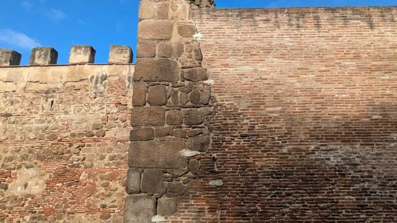 Advierten de una nueva grieta en la muralla de la calle Carnicer&iacute;as de Talavera de la Reina (Toledo)