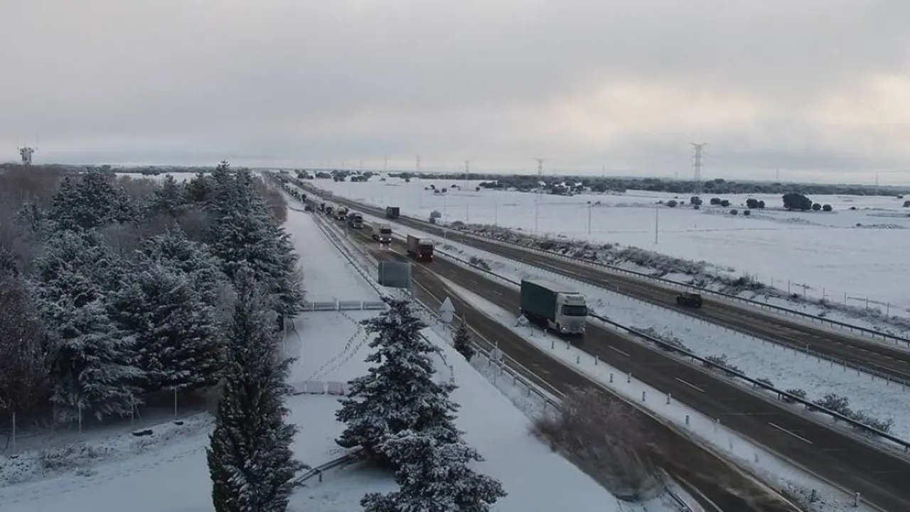 Imagen de las c&aacute;maras de la DGT en la A-2 a la altura de Torija en (Guadalajara) a primera hora de la ma&ntilde;ana de este s&aacute;bado