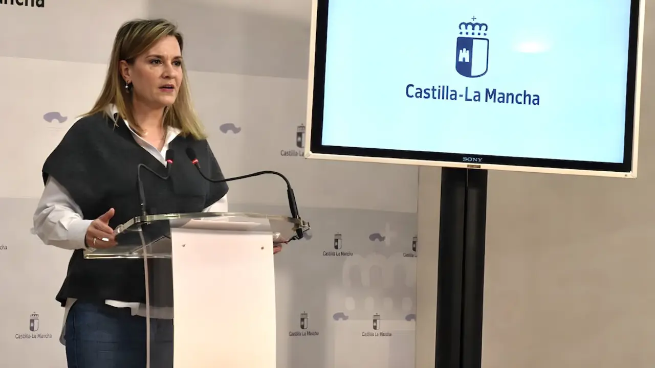 La directora general de Planificaci&oacute;n Territorial y Urbanismo de Castilla-La Mancha, Silvia L&oacute;pez, durante la rueda de prensa que ha ofrecido este s&aacute;bado en Toledo