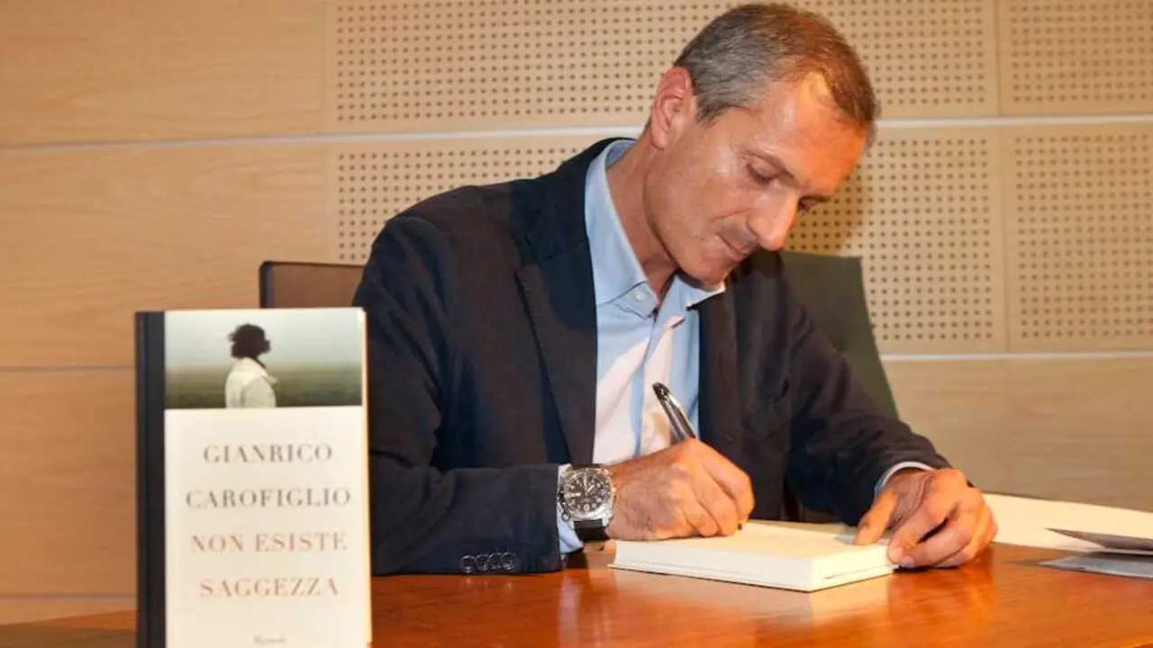 El autor Gianrico Carofiglio en una firma de libros