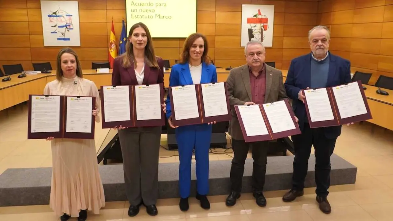 Sanidad y los sindicatos sellan un acuerdo hist&oacute;rico para renovar el Estatuto Marco