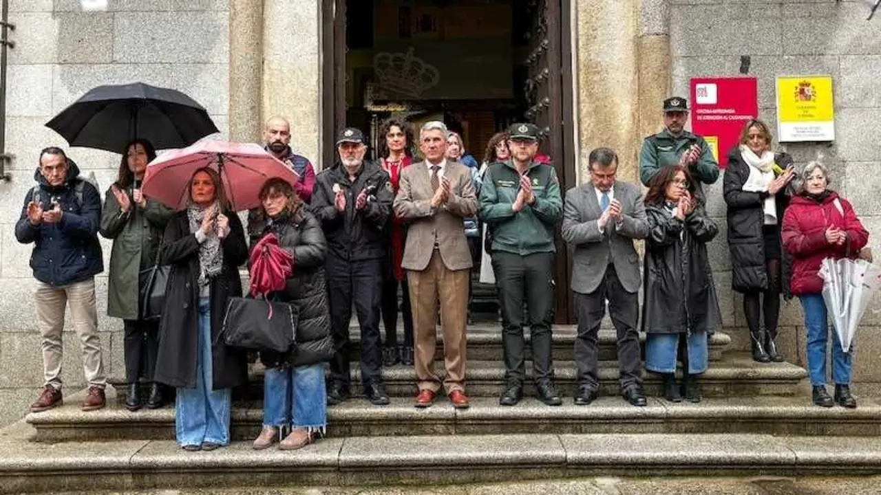El delegado del Gobierno de Espa&ntilde;a en Castilla-La Mancha, Jos&eacute; Pablo Sabrido, en el minuto de silencio por el &uacute;ltimo crimen machista en Badajoz