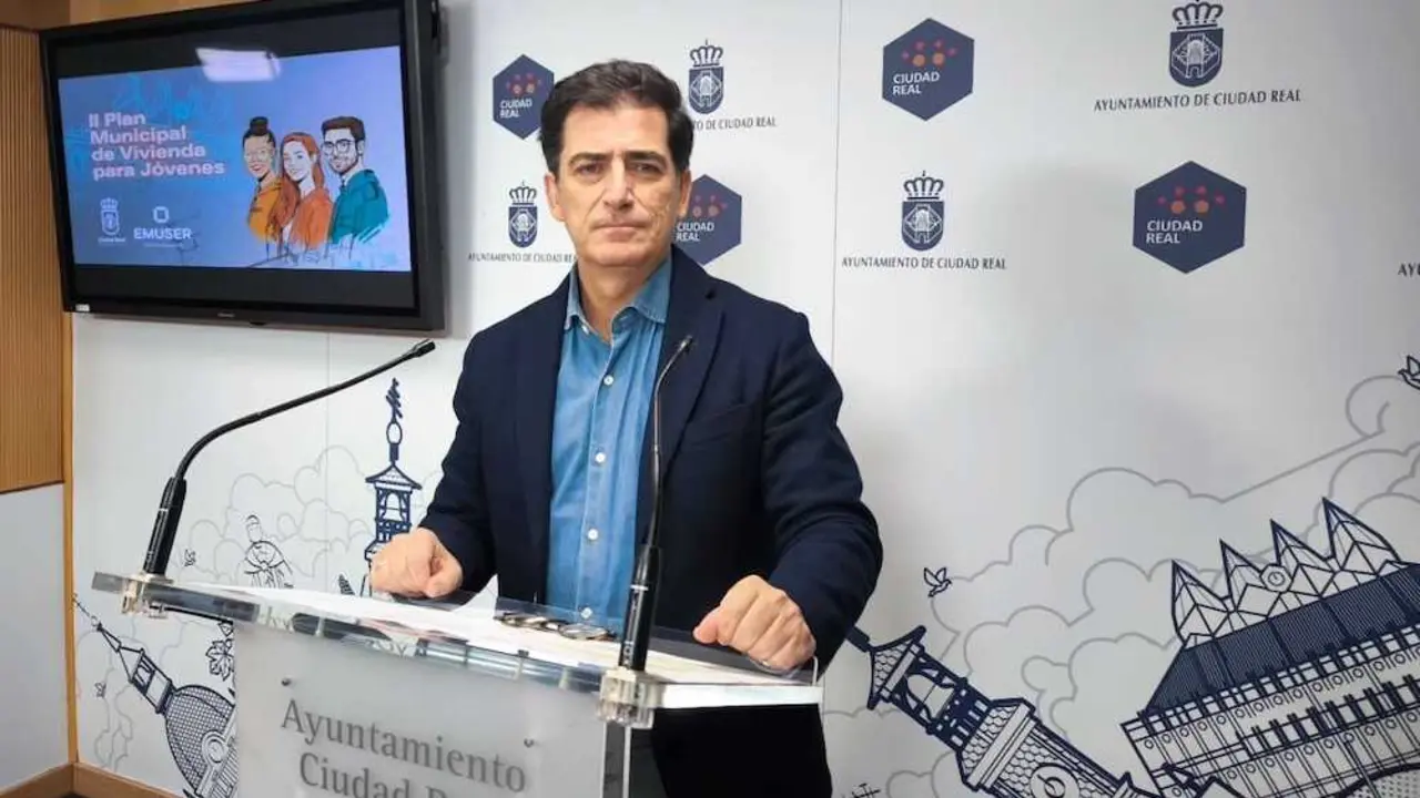 El gerente de la Emuser, Miguel &Aacute;ngel Poveda, durante la rueda de prensa que ha ofrecido