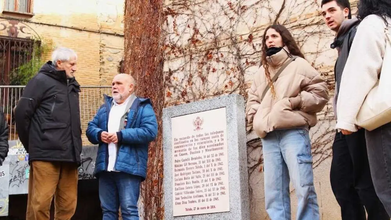 Willy Meyer, Txema Fernández y miembros de IU junto al monolito en la Plaza de Sofer