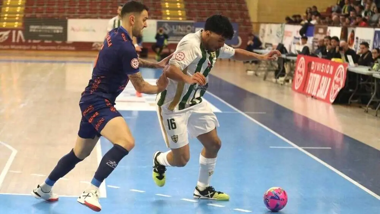 Nicol&aacute;s Marr&oacute;n protege un bal&oacute;n en el partido ante el Ja&eacute;n - Fotograf&iacute;a: Edu Luque (C&oacute;rdoba Futsal)