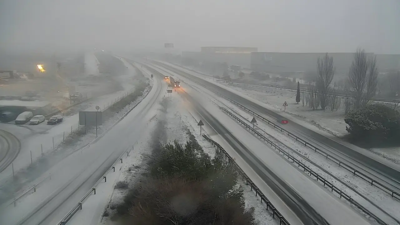 Imagen de la A-2 a la altura de Torija (Guadalajara) a primera hora de este mi&eacute;rcoles 28 de enero