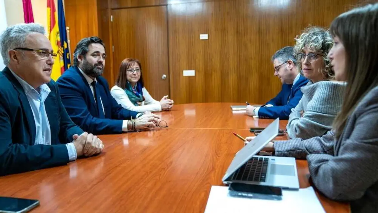 El presidente del PP de Castilla-La Mancha, Paco N&uacute;&ntilde;ez, durante la reuni&oacute;n mantenida con los representantes del sindicato CSIF