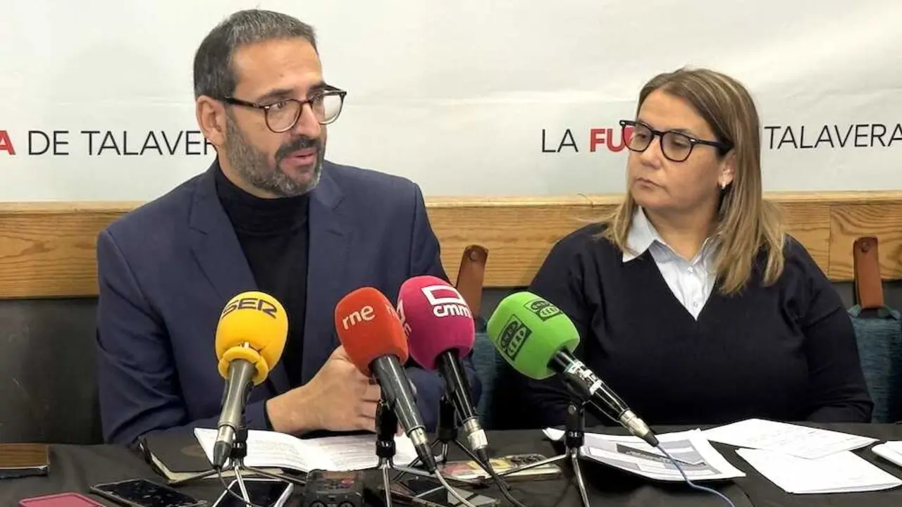 El secretario de Organizaci&oacute;n del PSOE de Castilla-La Mancha y diputado nacional, Sergio Guti&eacute;rrez, junto a la secretaria general del PSOE de Talavera de la Reina, Tita Garc&iacute;a &Eacute;lez