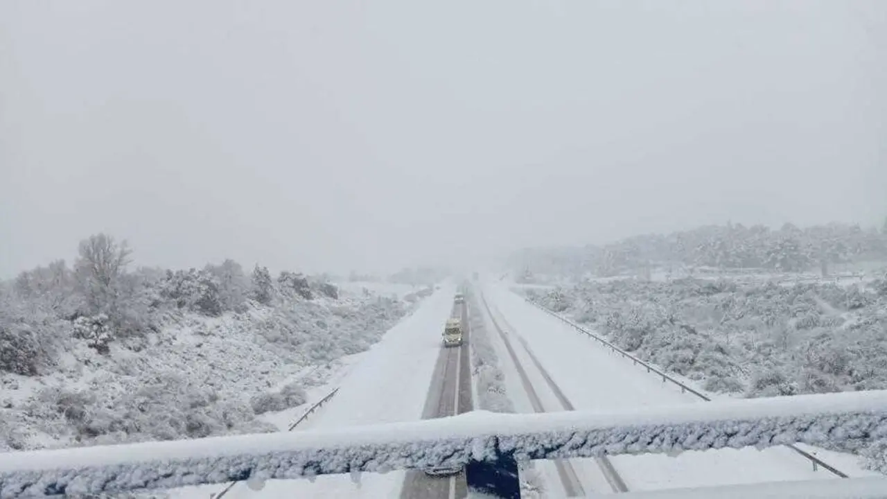 Imagen una carretera de la regi&oacute;n cubierta de nieve tras la borrasca que est&aacute; dejando viento, lluvias y nevadas en gran parte de la Pen&iacute;nsula
