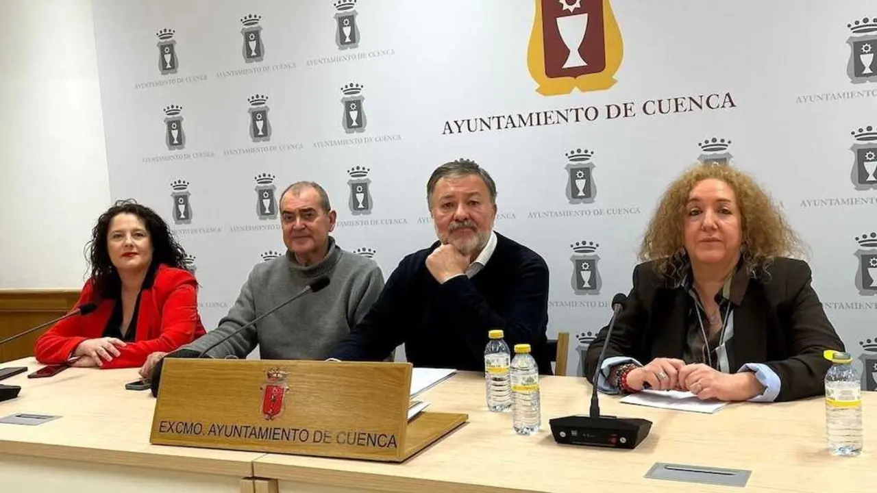 El alcalde de Cuenca, Dar&iacute;o Dolz, y el teniente de alcalde, Isidoro G&oacute;mez Cavero, junto a la portavoz del equipo de Gobierno, Saray Portillo, y la concejala de Turismo, Patrimonio Hist&oacute;rico y Comercio, Marta Tirado