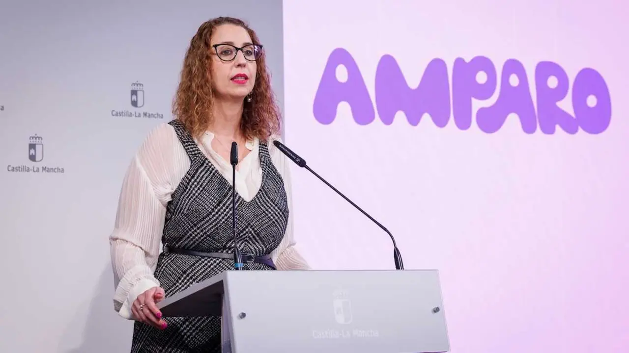La consejera de Igualdad de Castilla-La Mancha, Sara Sim&oacute;n, presenta un programa de lucha contra la violencia sexual, en la sala de prensa del Palacio de Fuensalida
