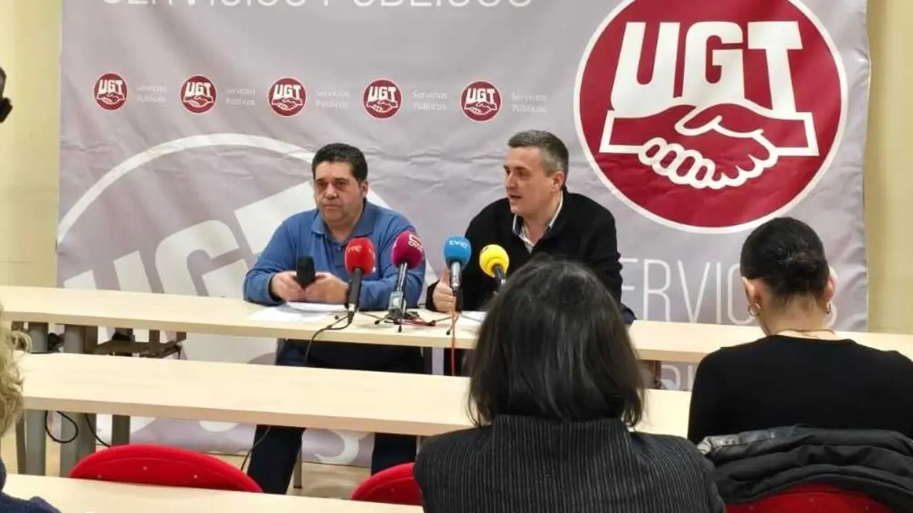 El responsable de Sanidad de UGT Servicios P&uacute;blicos en Castilla-La Mancha, Fernando Peir&oacute; (d), y el responsable del sector de Transporte Sanitario del sindicato, Seraf&iacute;n Garc&iacute;a (i)