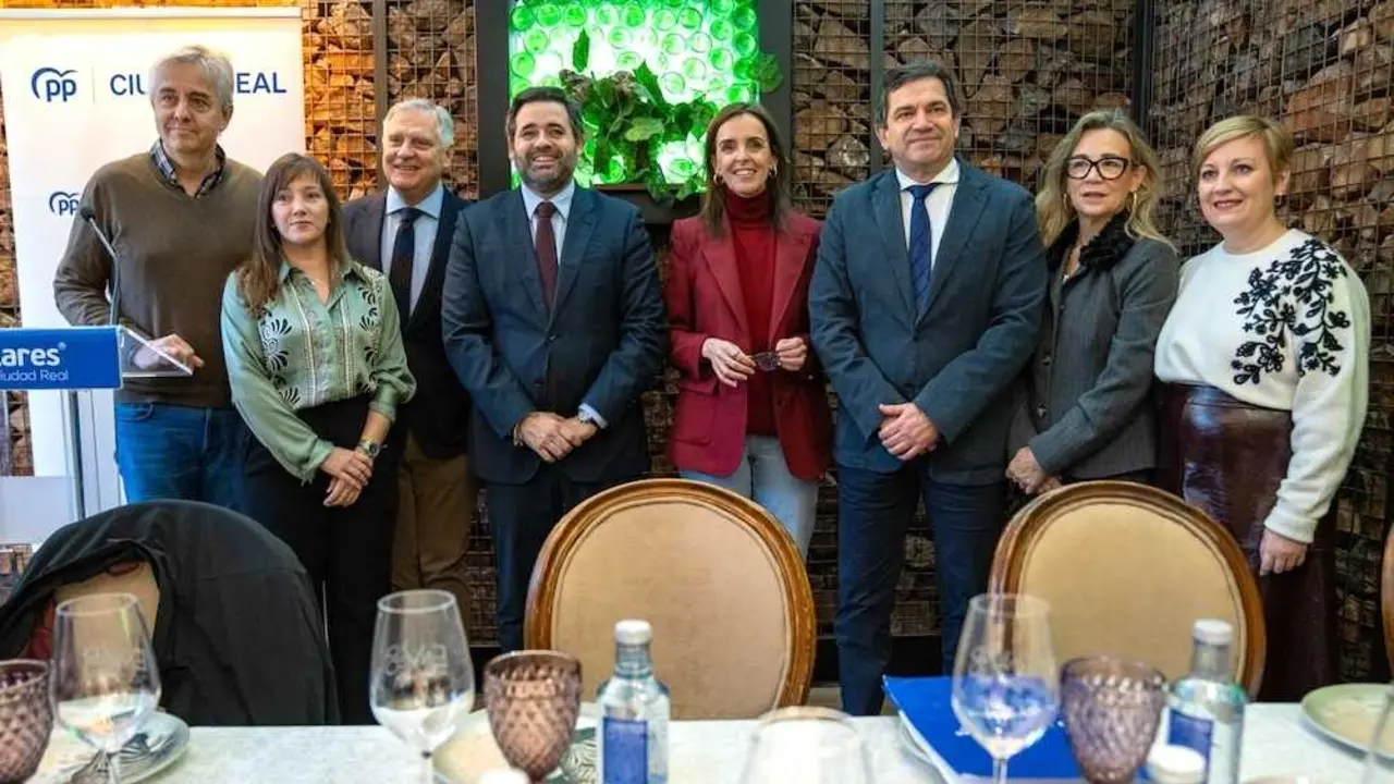 Los dirigentes del PP durante el desayuno informativo que han ofrecido este jueves en Ciudad Real