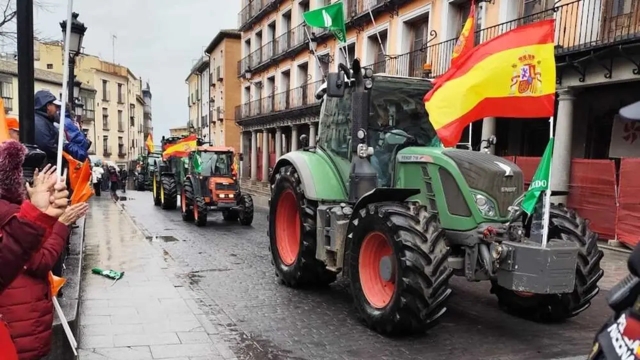 Tractores llegando a la Plaza de Zocodover de Toledo este jueves donde ha finalizado la protesta de los agricultores de la regi&oacute;n convocada por Asaja y UPA contra el acuerdo de la UE con Mercosur y el recorte de la PAC