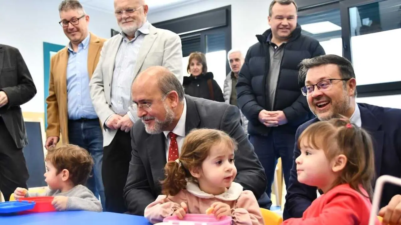 El vicepresidente primero de Gobierno regional, Jos&eacute; Luis Mart&iacute;nez Guijarro, y el consejero de Educaci&oacute;n, Cultura y Deportes, Amador Pastor, han inaugurado la nueva Escuela Infantil de Valdeganga (Albacete)