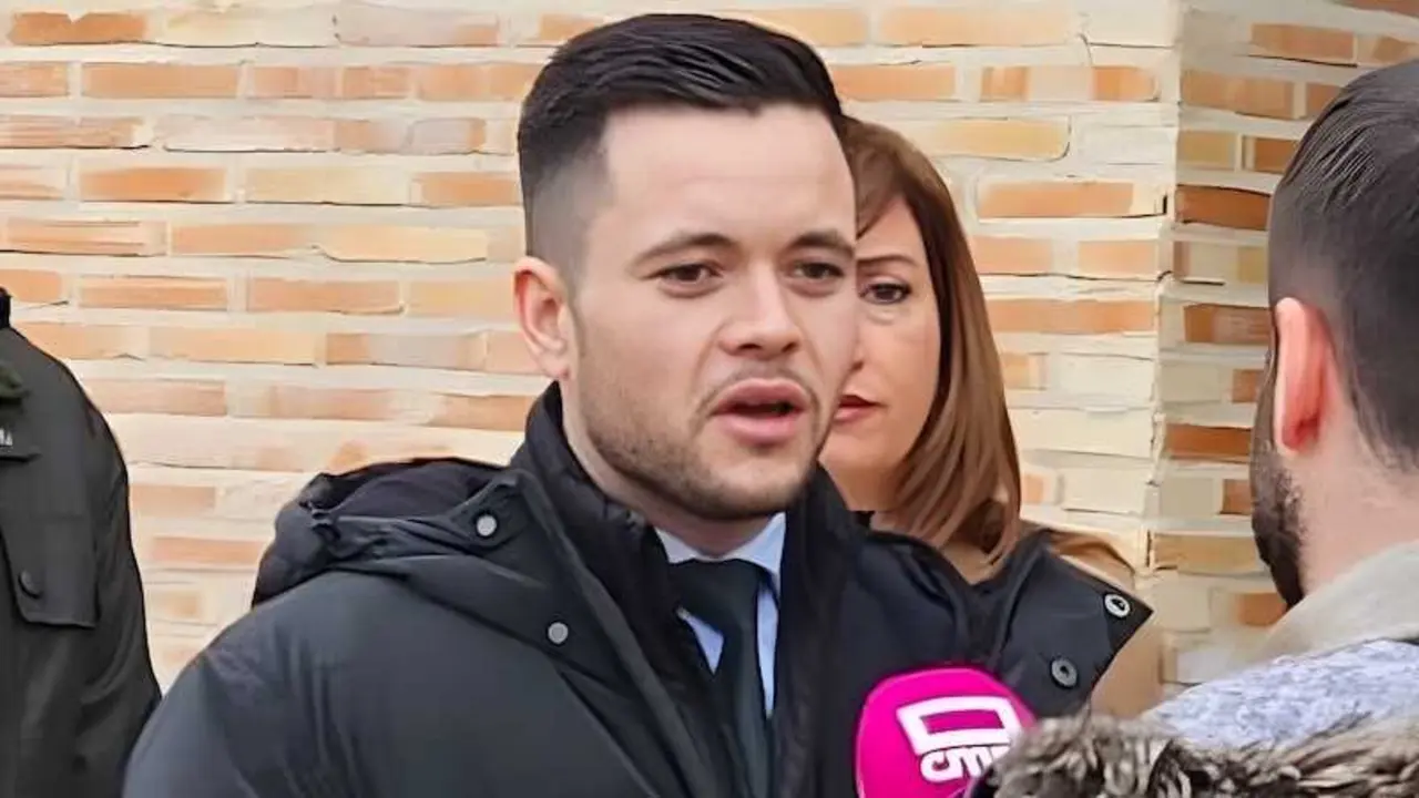 El diputado del grupo socialista en las Cortes de Castilla-La Mancha, &Aacute;lvaro Toconar, atendiendo a los medios de comunicaci&oacute;n este domingo