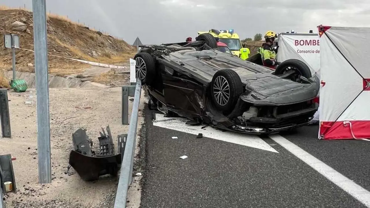 Imagen de archivo de un accidente de tr&aacute;fico en una carretera de la regi&oacute;n con un turismo implicado, salirse de la v&iacute;a y volcar, salida de v&iacute;a, choque, colisi&oacute;n, kamikaze,