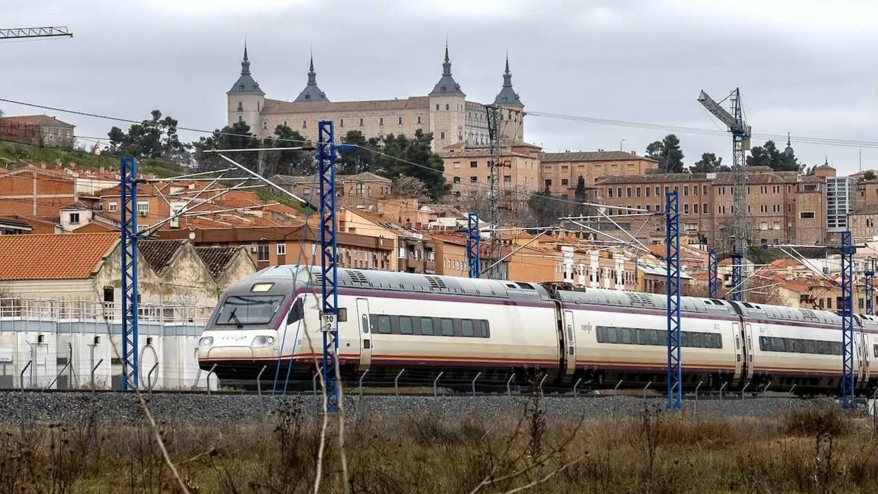 Imagen de un tren saliendo de la estaci&oacute;n de Toledo, en el fondo, el casco hist&oacute;rico de Toledo - EFE/Ismael Herrero, estaci&oacute;n, AVE, Renfe, viaducto, transporte, ferrocarril