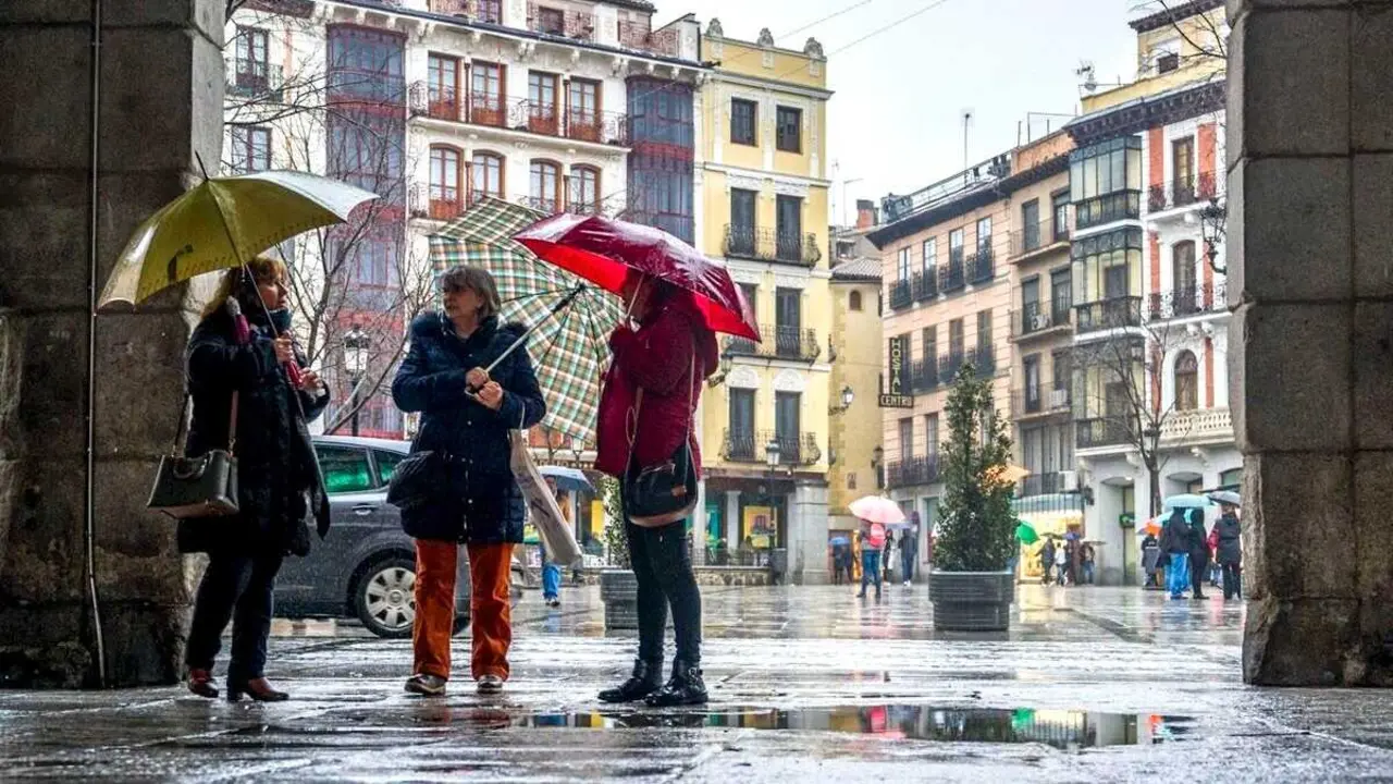 lluvia, fr&iacute;o, oto&ntilde;o, invierno, tiempo, temperaturas, Plaza de Zocodover, Toledo, turistas, paraguas, lloviendo,