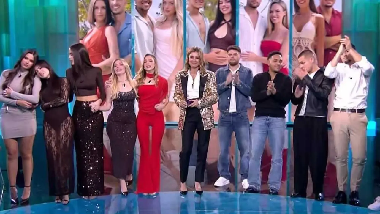 En la imagen de archivo Sandra Barneda junto a participantes de 'La Isla de las Tentaciones'