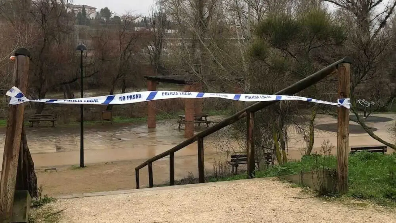 Guadalajara cierra el Paseo Fluvial por la crecida del r&iacute;o Henares