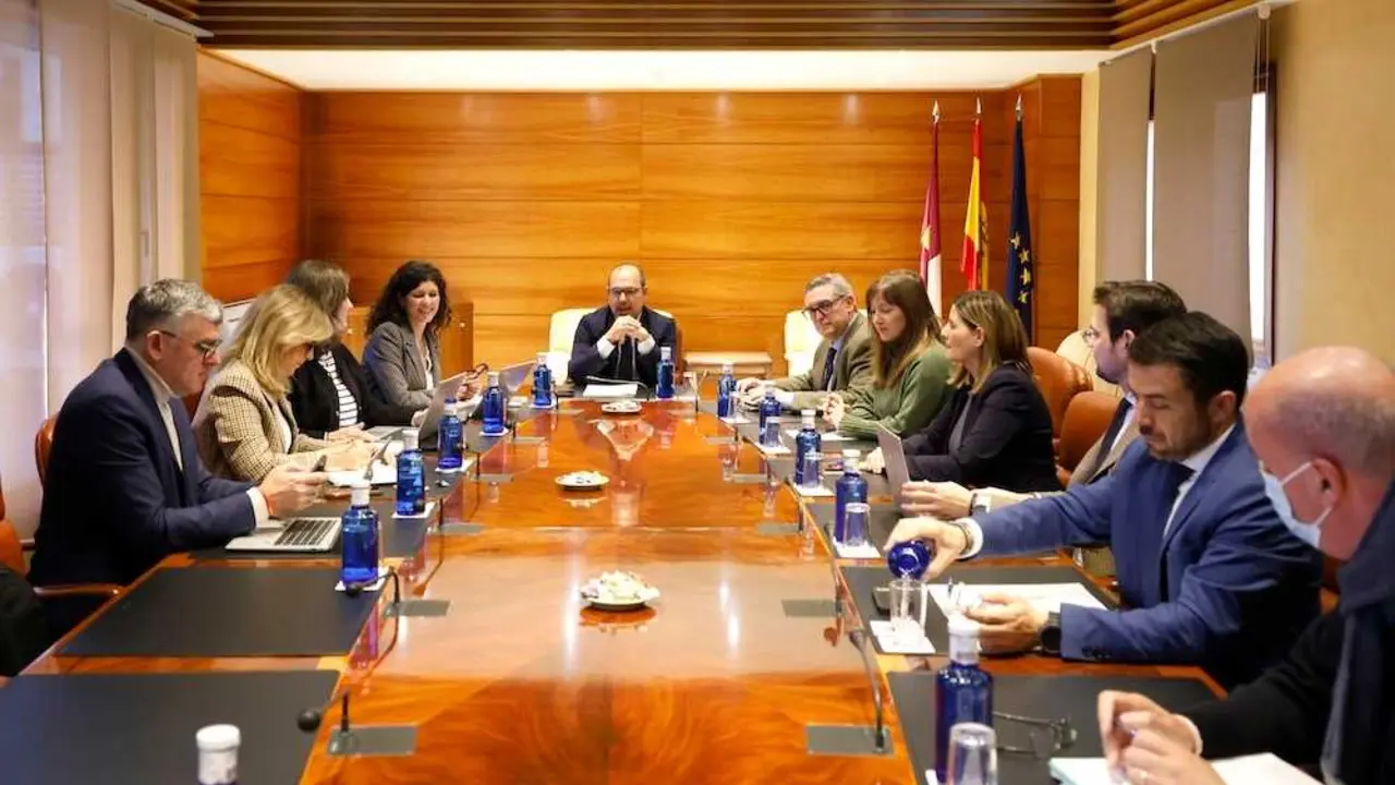 En la imagen un instante de la reuni&oacute;n de la Junta de Portavoces y Mesa de las Cortes de Castilla-La Mancha