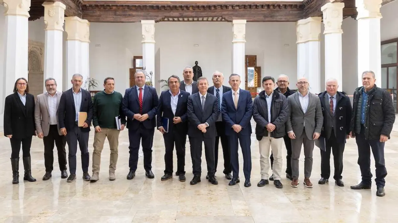 El presidente regional, Emiliano Garc&iacute;a-Page, se re&uacute;ne, en Toledo, con los representantes de los regantes de las Demarcaciones Hidrogr&aacute;ficas del Segura y del J&uacute;car. En el Palacio de Fuensalida, sede de la Presidencia auton&oacute;mica.