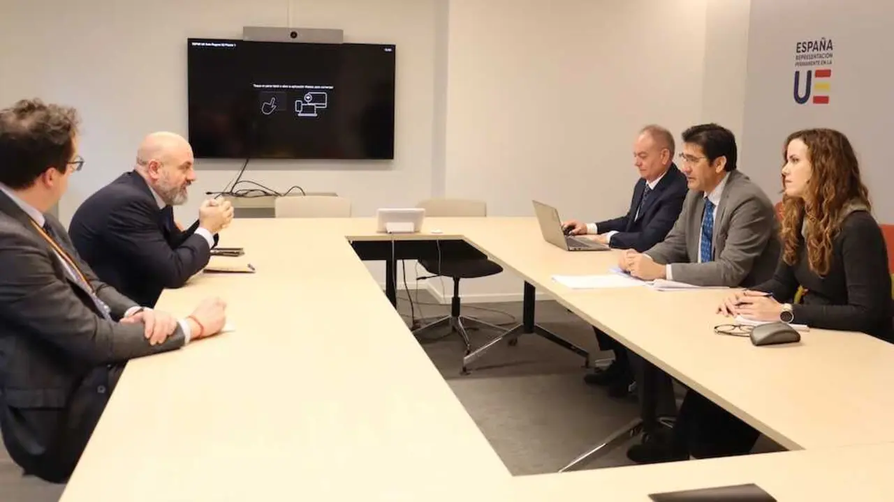 El vicepresidente segundo del Gobierno de Castilla-La Mancha, Jos&eacute; Manuel Caballero, se ha reunido con Jos&eacute; Manuel Argil&eacute;s Mart&iacute;n, consejero de Consumo de la REPER; y con Juan Hern&aacute;ndez Alfaro, consejero de Pol&iacute;tica Territorial y Asuntos Generales en Bruselas.