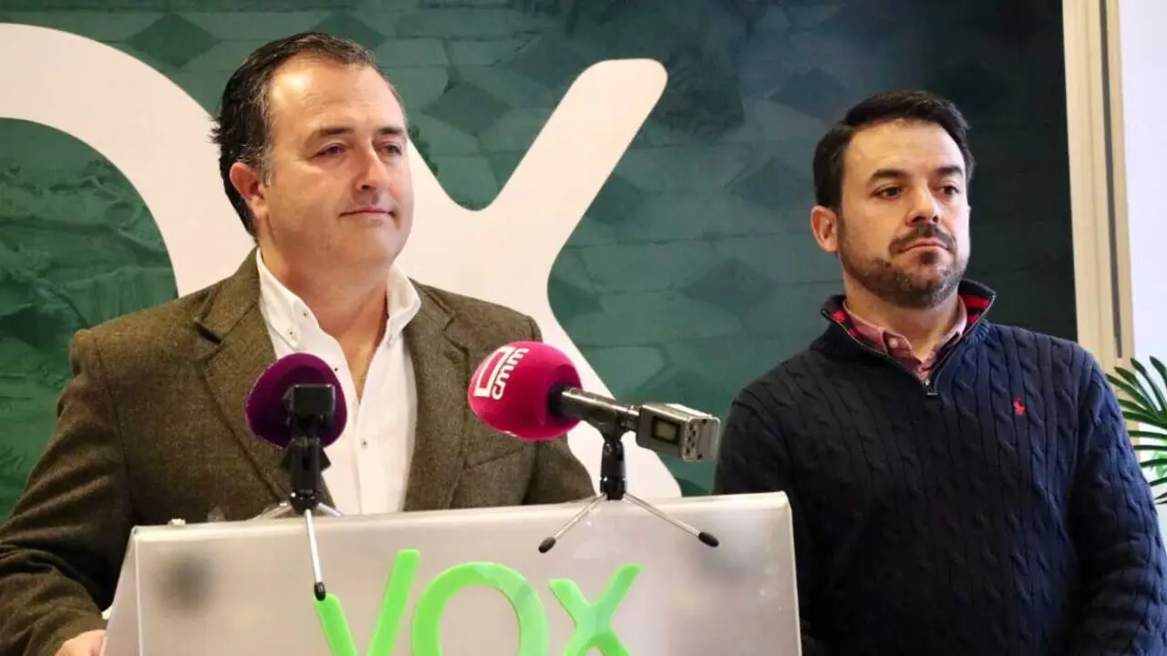 El presidente de Vox en las Cortes de Castilla-La Mancha, David Moreno, en rueda de prensa junto al portavoz, Iv&aacute;n S&aacute;nchez