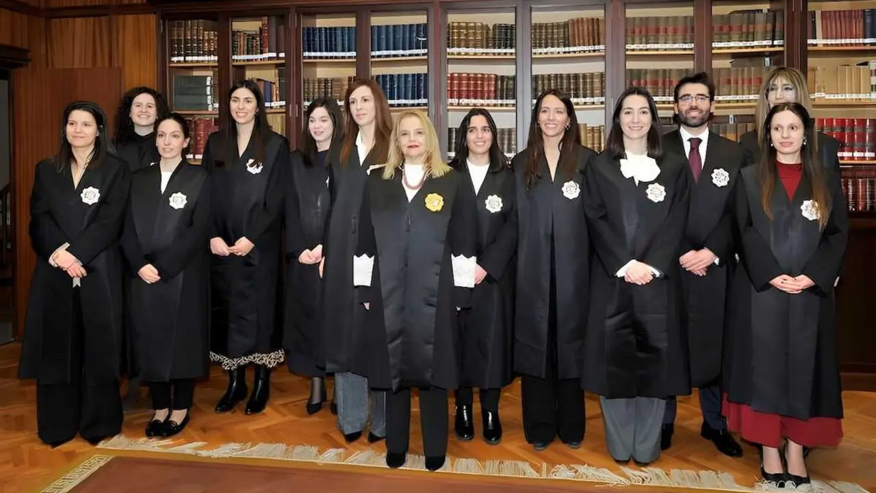 La presidenta del Tribunal Superior de Justicia de Castilla- La Mancha, Mar&iacute;a Pilar Astray (c) posa con los nuevos jueces destinados en &oacute;rganos judiciales de la regi&oacute;n tras el acto del juramento de su cargo en un acto celebrado este viernes en la Biblioteca del Palacio de Justicia de Albacete - EFE/Manu