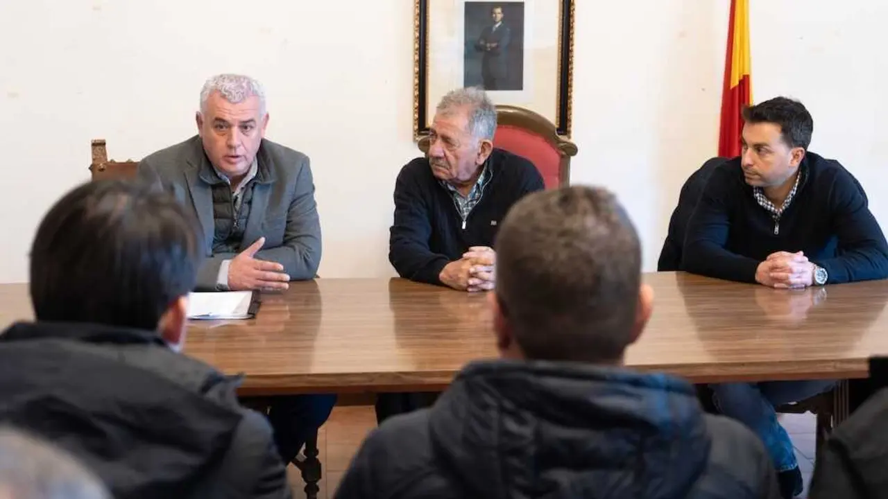 El presidente de la Diputaci&oacute;n de Guadalajara, Jos&eacute; Luis Vega, ha visitado Atienza para comunicar al alcalde la conclusi&oacute;n de los trabajos comprometidos por la Instituci&oacute;n provincial para el restablecimiento del suministro de agua.