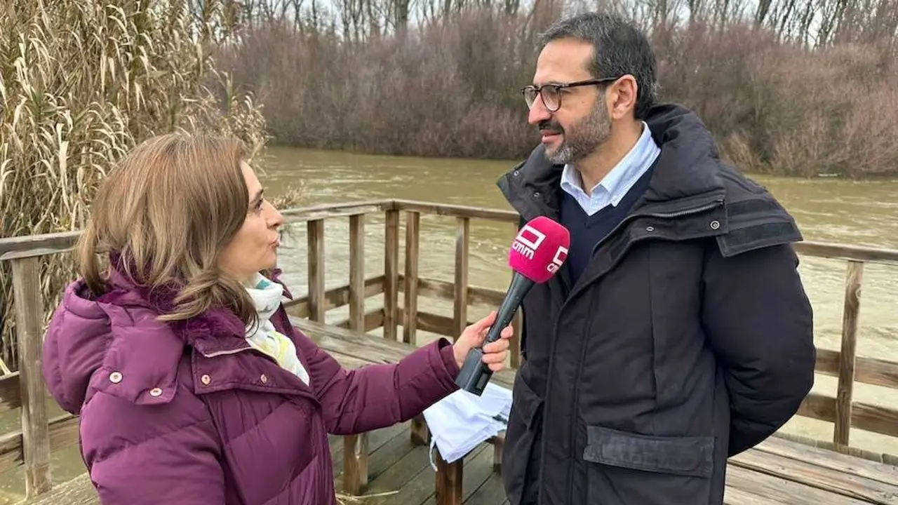 El secretario de Organizaci&oacute;n del PSOE de Castilla-La Mancha y diputado nacional, Sergio Guti&eacute;rrez, atendiendo a los medios este s&aacute;bado
