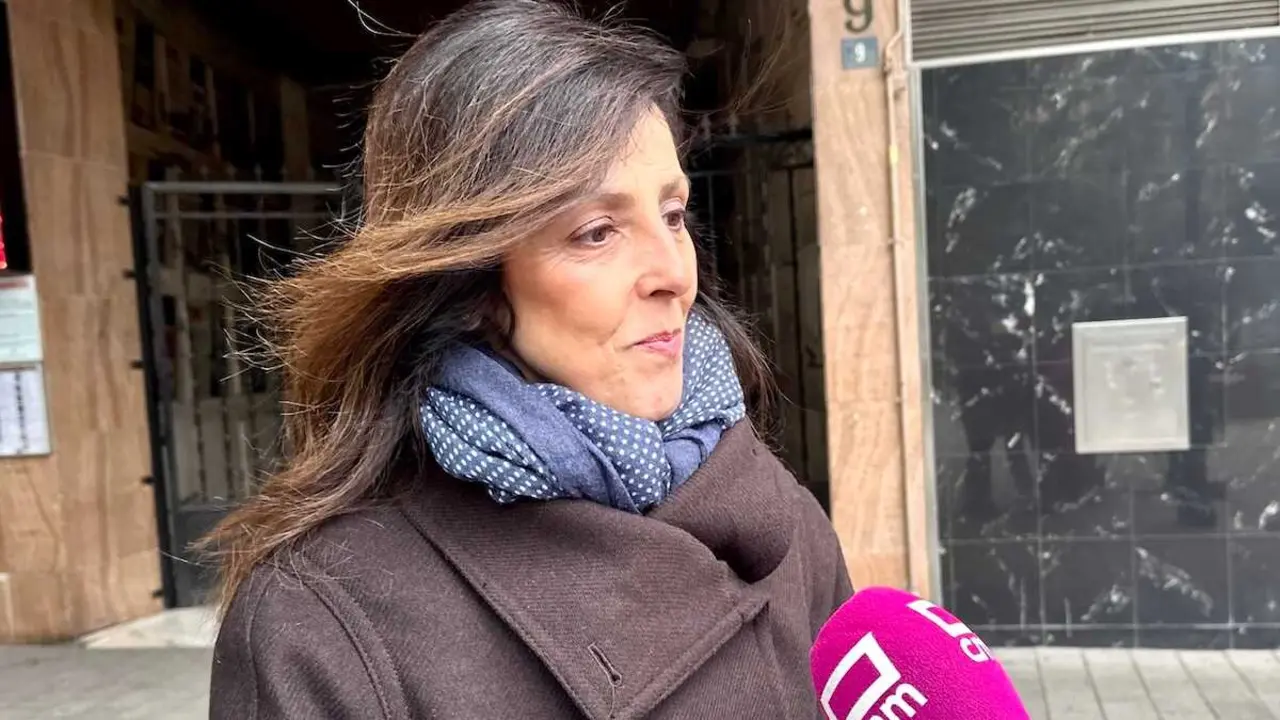 La diputada auton&oacute;mica del PP de Castilla-La Mancha, Mar&iacute;a Gil, atendiendo a los medios este domingo