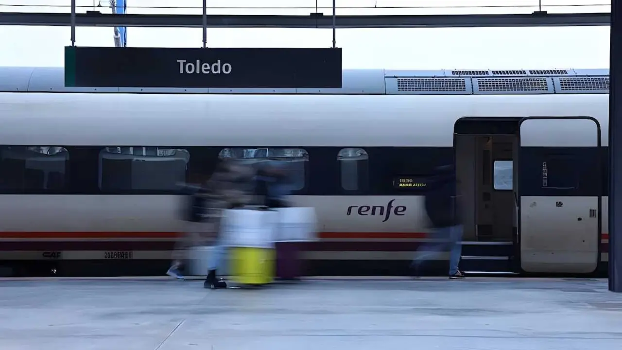 Un tren de Renfe llega a la estaci&oacute;n de Toledo este lunes. El sector del ferrocarril inicia una huelga de tres d&iacute;as para exigir un cambio de modelo y recuperar los est&aacute;ndares de seguridad - EFE/Ismael Herrero