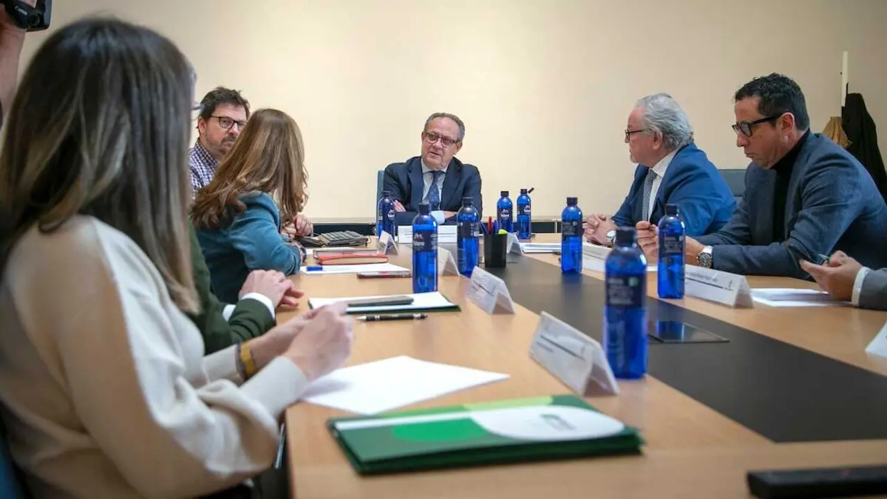 El consejero de Hacienda, Administraciones P&uacute;blicas y Transformaci&oacute;n Digital, Juan Alfonso Ruiz Molina, ha presidido la Comisi&oacute;n de Seguimiento del Proyecto para el impulso de las Unidades de Inclusi&oacute;n de personas con discapacidad en la Administraci&oacute;n regional