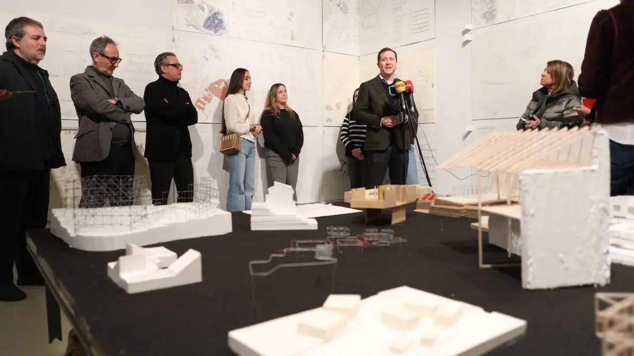 El alcalde de Toledo, Carlos Vel&aacute;zquez, visita la exposici&oacute;n 'Toledo por venir'