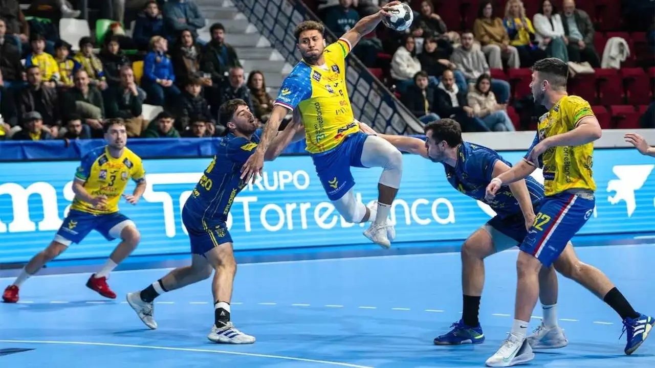 El Caser&iacute;o Ciudad Real tumba al Bidasoa en el Quijote Arena (33-30) - Fotograf&iacute;a: Lanza/Elena Rosa