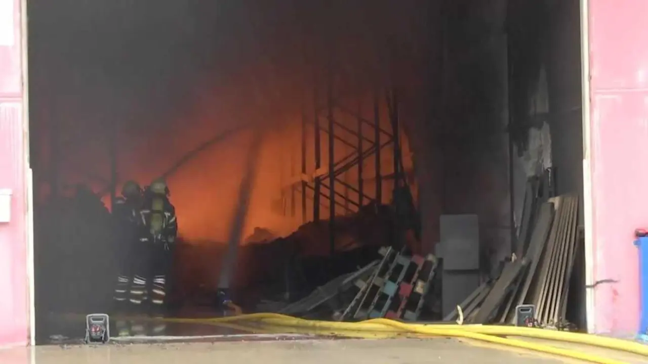 Incendio en una nave de Borox (Toledo) moviliza a tres parques de bomberos - Fotograf&iacute;a: CMM