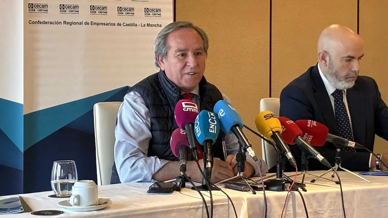 El presidente de Cecam, &Aacute;ngel Nicol&aacute;s, durante el encuentro que ha mantenido con los medios de comunicaci&oacute;n