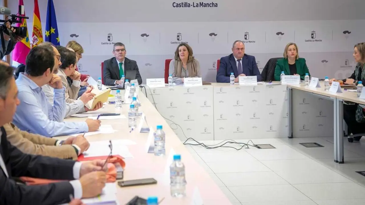 La consejera de Econom&iacute;a, Empresas y Empleo, Patricia Franco; y el consejero de Agricultura, Ganader&iacute;a y Desarrollo Rural, Juli&aacute;n Mart&iacute;nez Liz&aacute;n; han presidido la reuni&oacute;n del Observatorio Regional del Impacto de los Aranceles (ORIA)